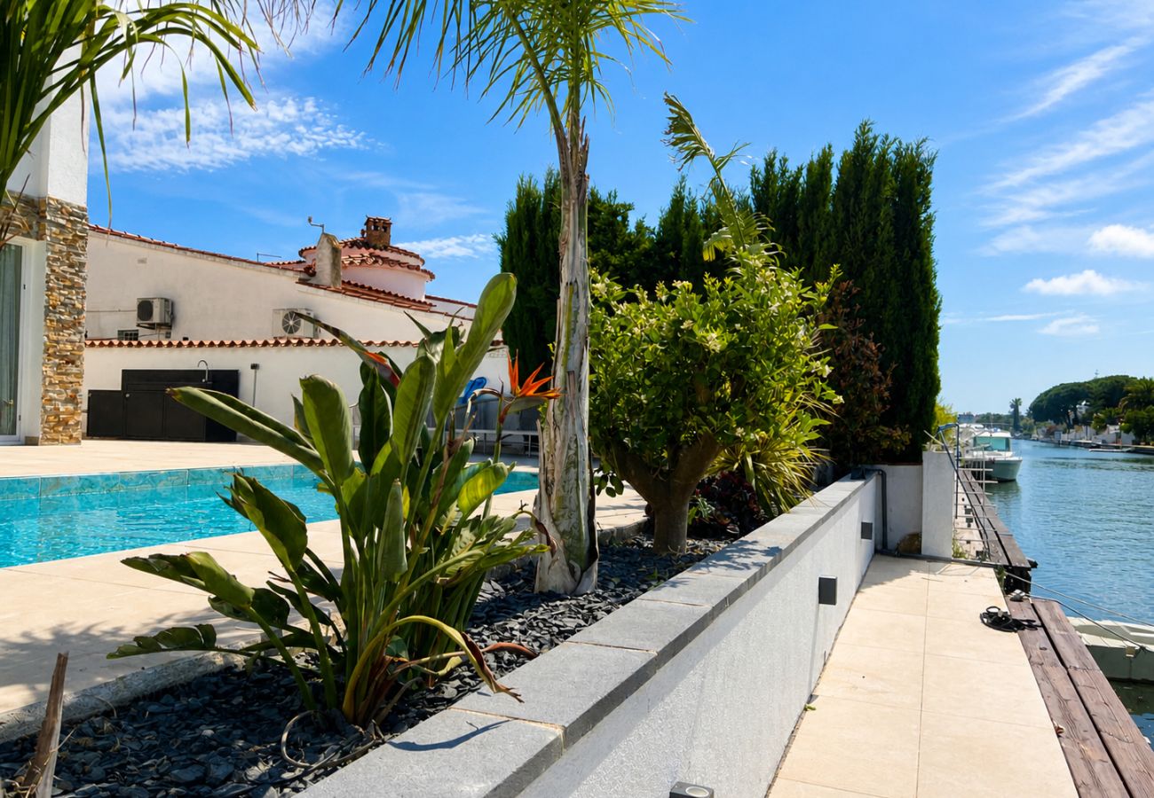 Villa à Empuriabrava - 0040-CAP RAS Maison au canal avec piscine et amarrage
