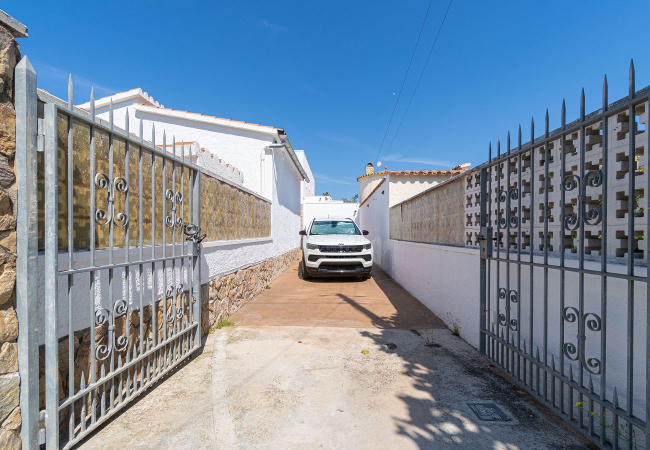 Villa à Empuriabrava - 0040-CAP RAS Maison au canal avec piscine et amarrage