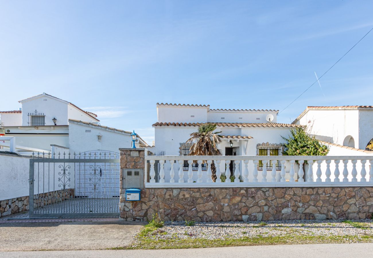 Вилла на Эмпуриабра / Empuriabrava - 0038-CREUS Дом у канала с бассейном и причалом