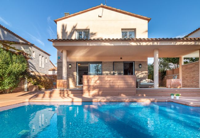 Вилла на Empuriabrava - 0109-PANI Дом у канала с бассейном и причалом