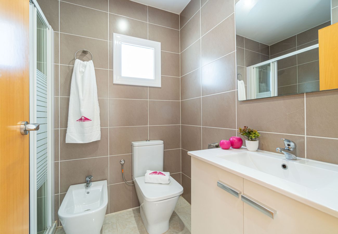 Вилла на Эмпуриабра / Empuriabrava - 0034-NOGUERA Дом с небольшим бассейном