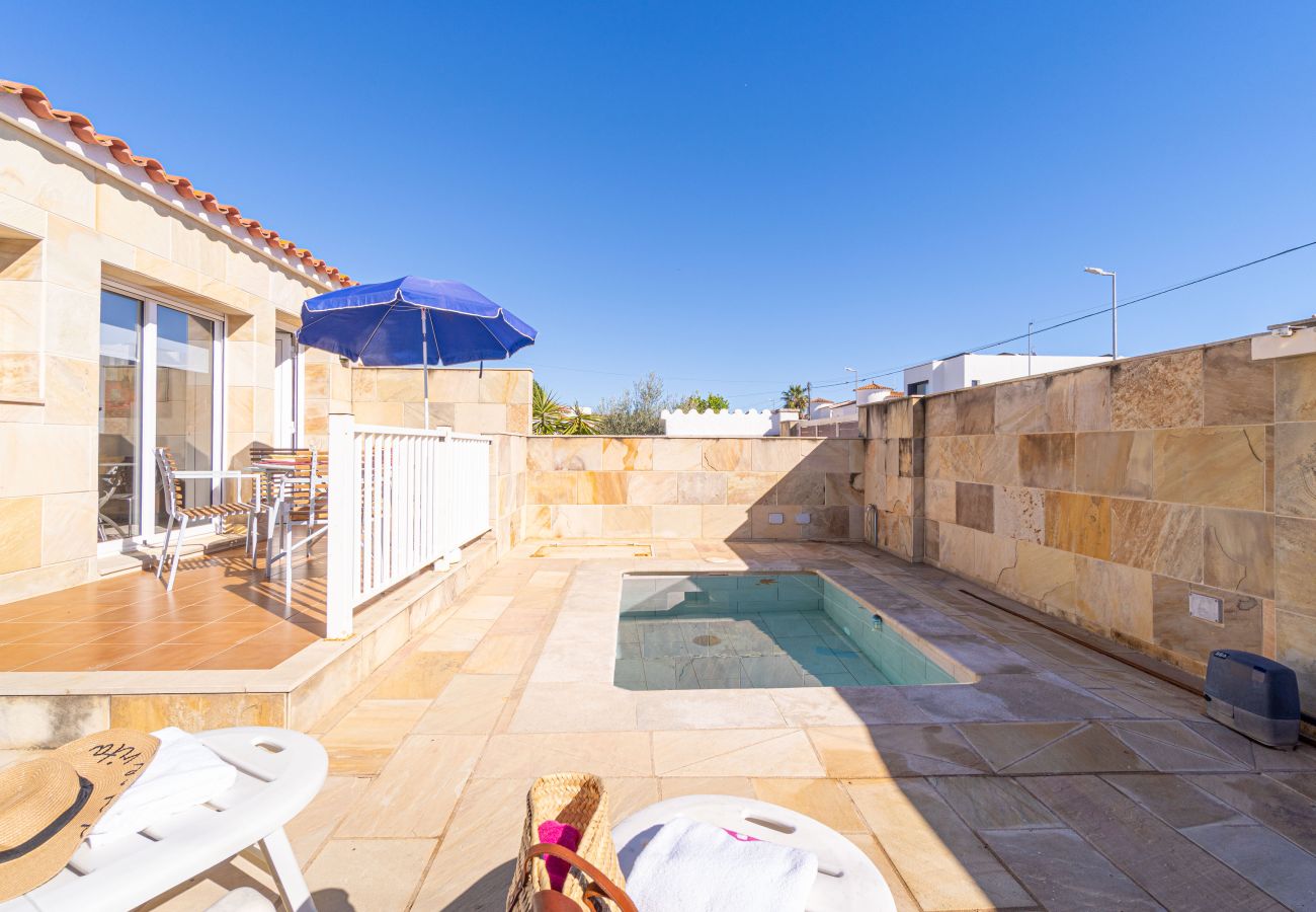 Вилла на Эмпуриабра / Empuriabrava - 0034-NOGUERA Дом с небольшим бассейном