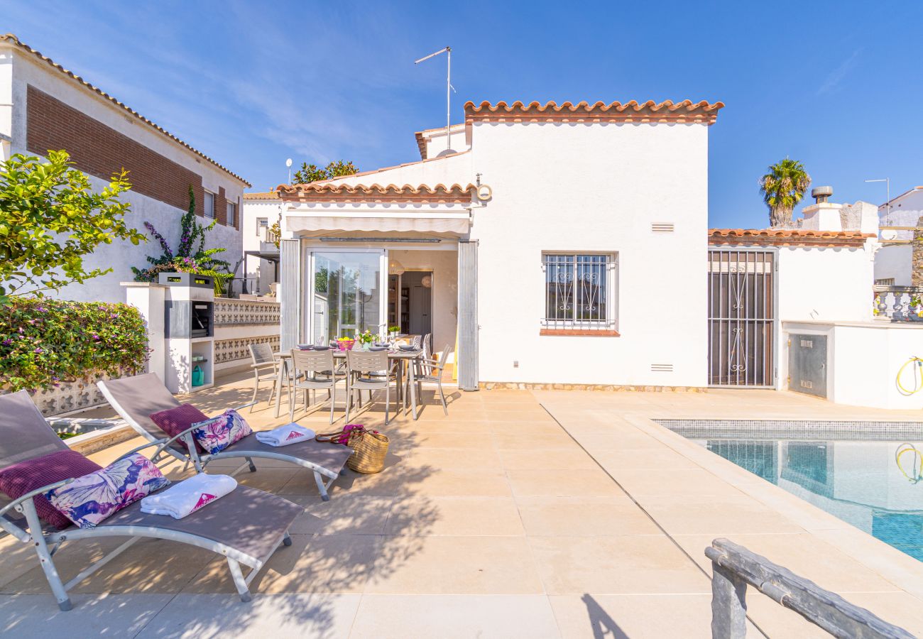 Вилла на Эмпуриабра / Empuriabrava - 0042-FLAMICELL Дом у канала с бассейном