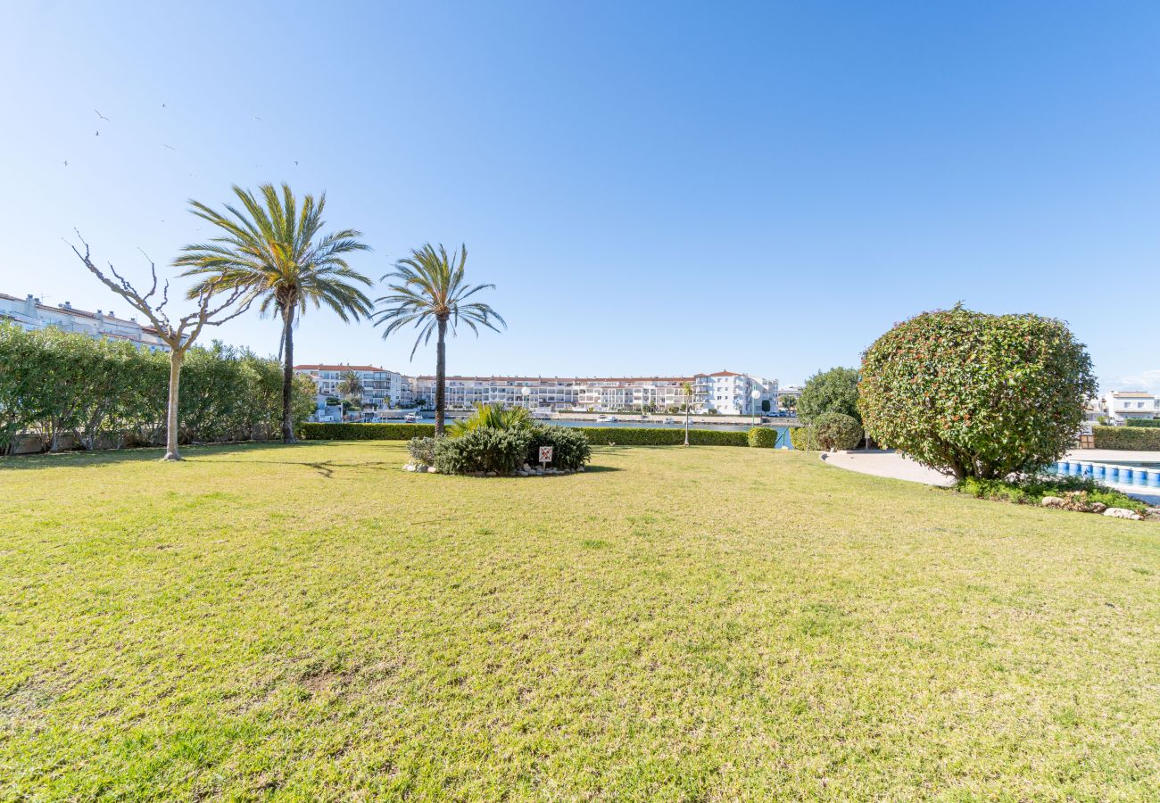 Апартаменты на Эмпуриабра / Empuriabrava - 0137-SANT MAURICI Квартира с видом на канал и бассейном
