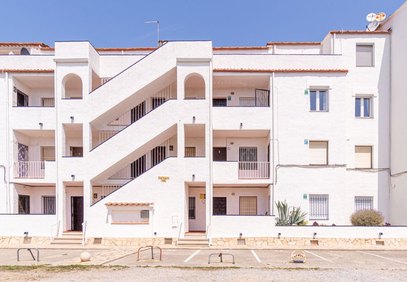 Апартаменты на Эмпуриабра / Empuriabrava - 0183-SANT MAURICI Квартира с видом на канал и парковкой
