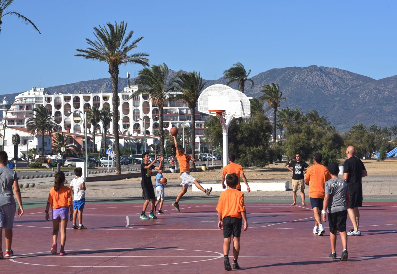 Вилла на Эмпуриабра / Empuriabrava - 0100-LLOBREGAT Дом у канала с бассейном, причалом и студией