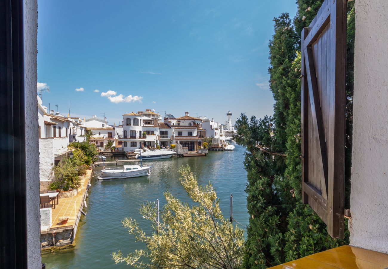 Вилла на Эмпуриабра / Empuriabrava - 0151-ILLA CARTAGO Дом рыбака на канале