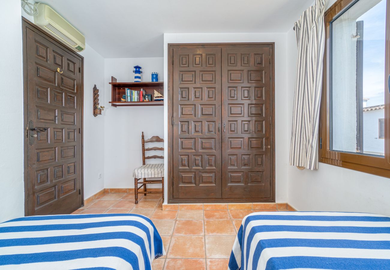 Вилла на Эмпуриабра / Empuriabrava - 0151-ILLA CARTAGO Дом рыбака на канале