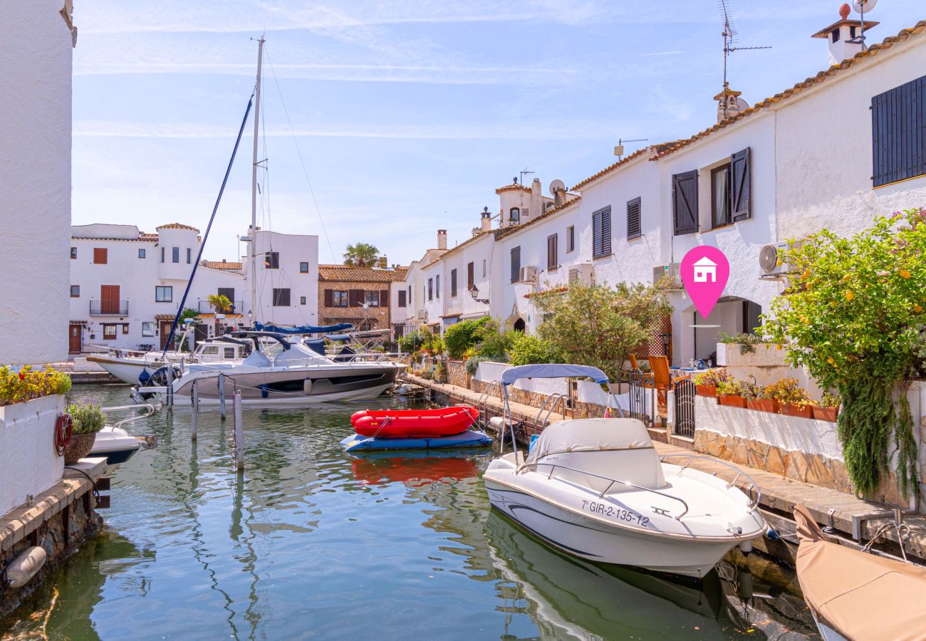 Вилла на Эмпуриабра / Empuriabrava - 0151-ILLA CARTAGO Дом рыбака на канале