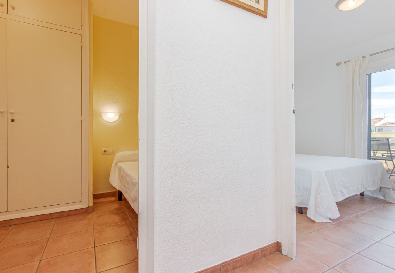 Апартаменты на Эмпуриабра / Empuriabrava - 0147-PORT SOTAVENT Квартира с видом на канал и бассейном