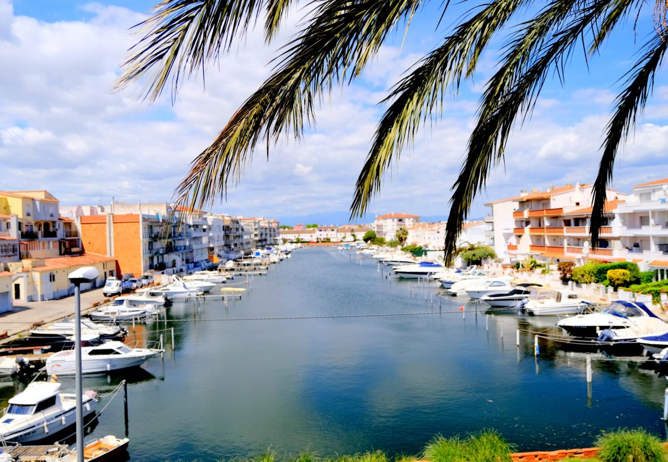 Апартаменты на Эмпуриабра / Empuriabrava - 0147-PORT SOTAVENT Квартира с видом на канал и бассейном