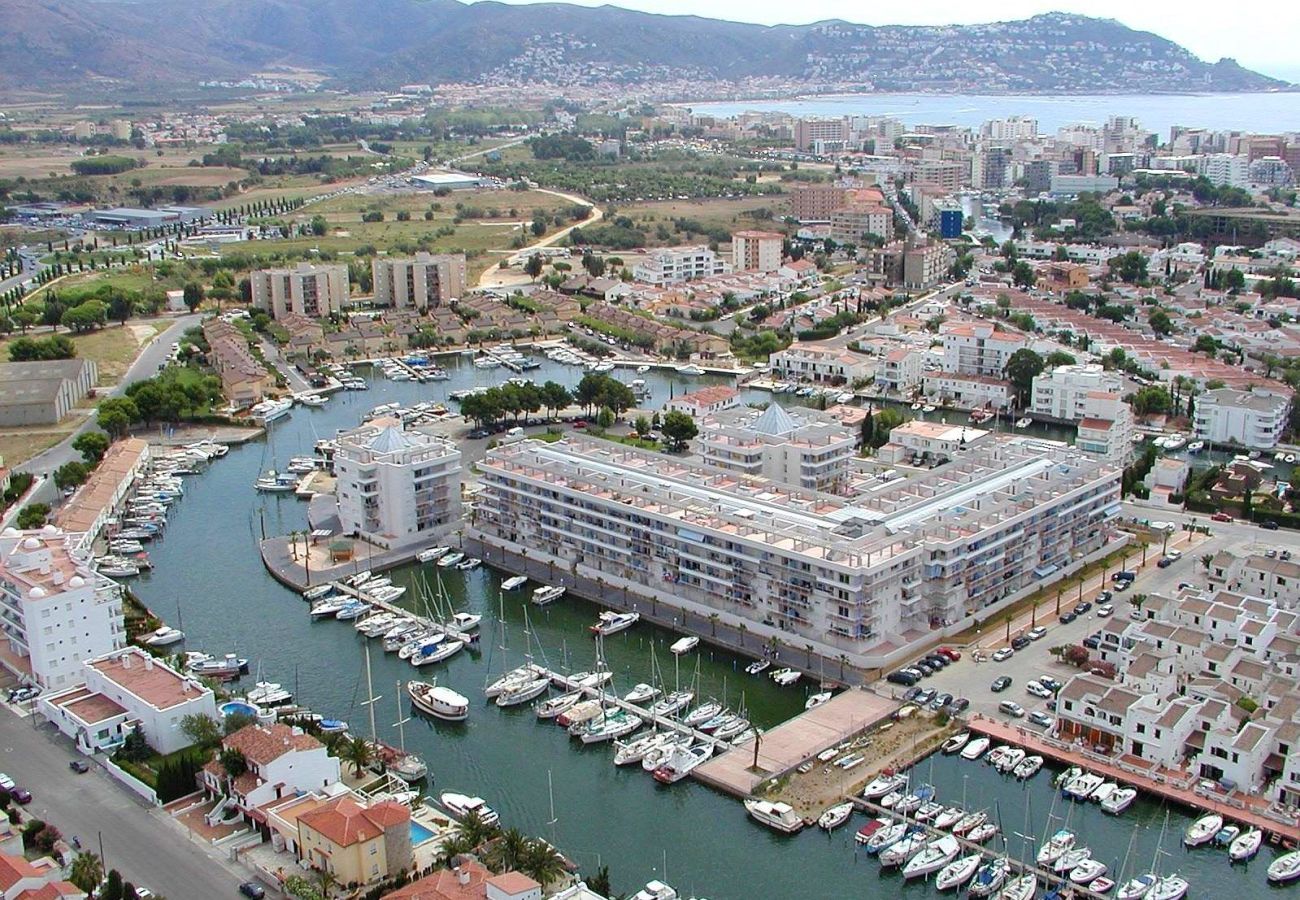 Апартаменты на Росас / Rosas - 2005-PORT CANIGO Апартаменты с общим бассейном и видом на канал 